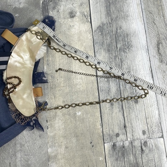 𝅺chambray linen & cotton blend apron w/ floral accents. Adjustable waist & neck - Picture 8 of 12